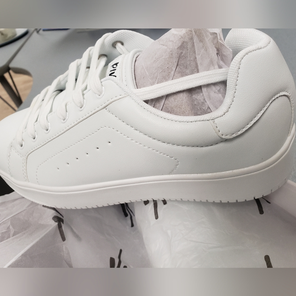 NIB RIVAL platform Womens Sneaker